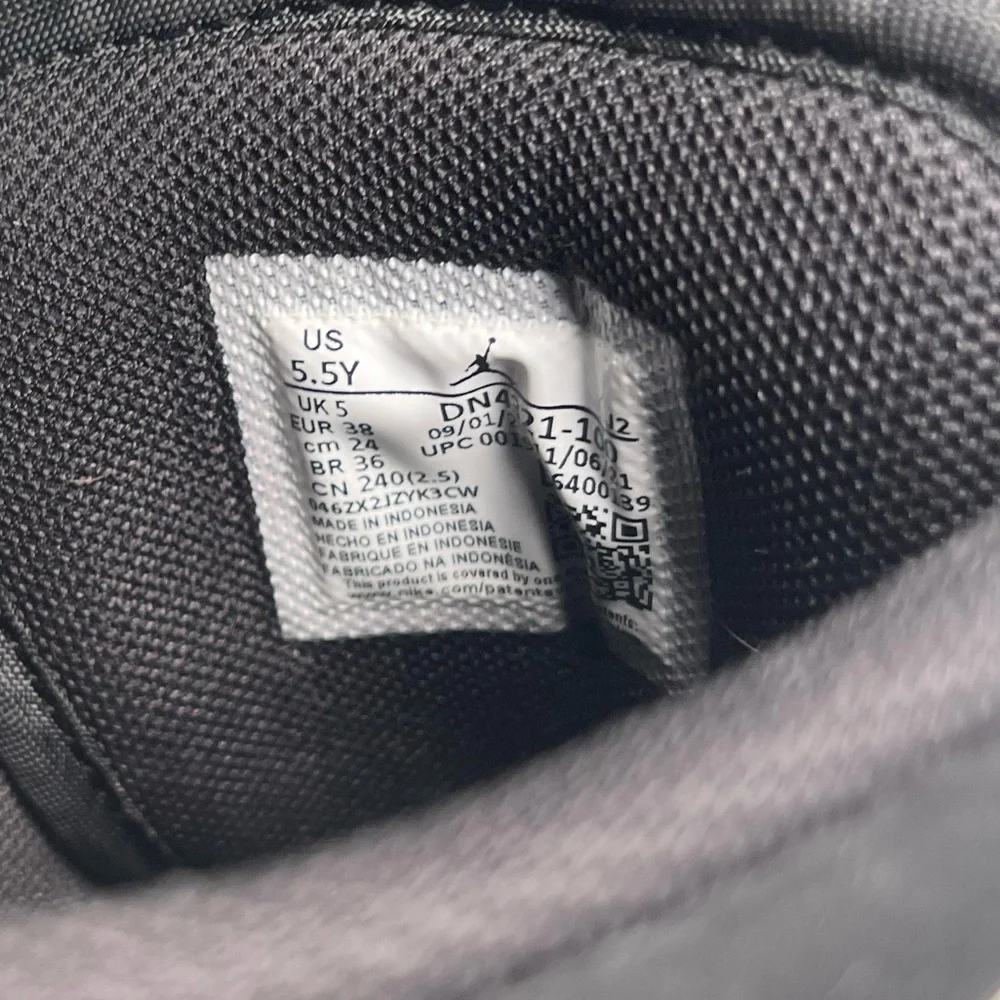 Size 5.5 GC Jordan 1 Mid
“Diamond Shorts” Colorway
No box - Picture 5 of 5